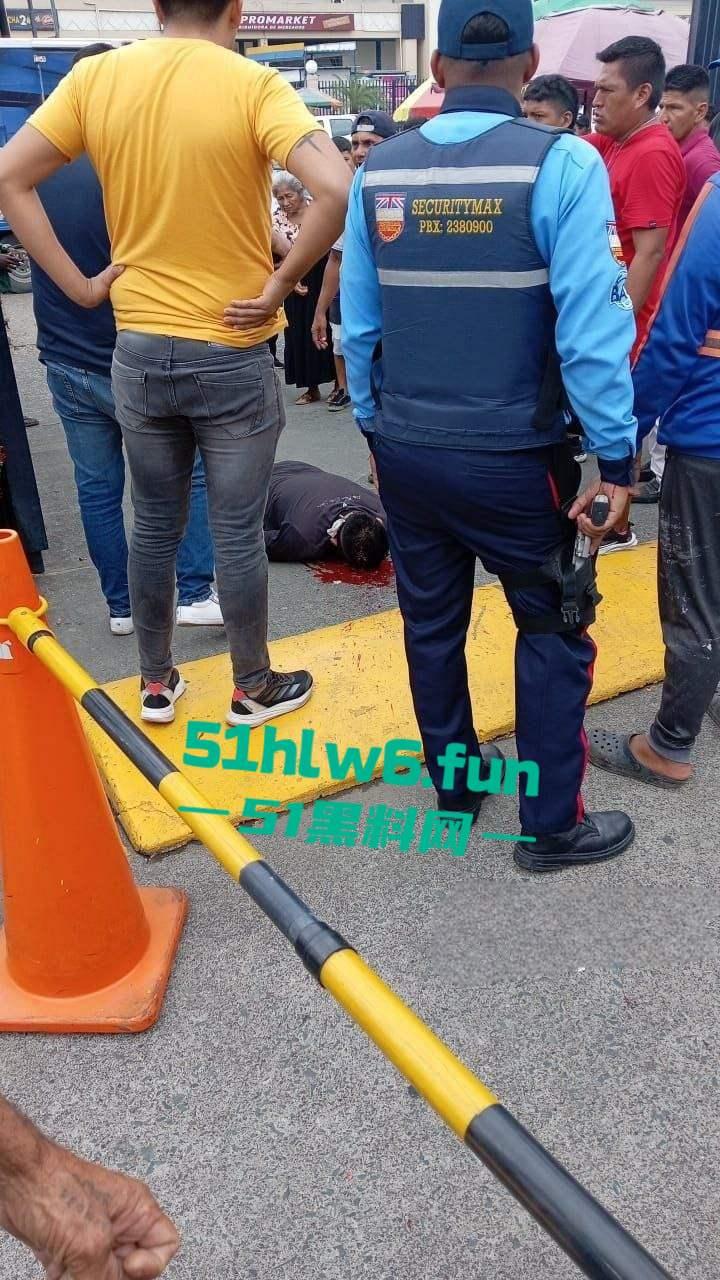 厄瓜多尔突发杀人事件，男子在街边接打电话被枪手近距离开枪射杀，疑似打击报复身中数枪当场死亡 。-5