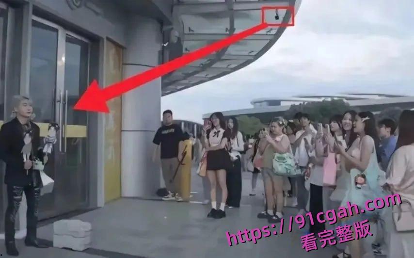 网红王扁现身王源演唱会现场被小汤圆围攻真实，王源粉丝大战黑粉！-4