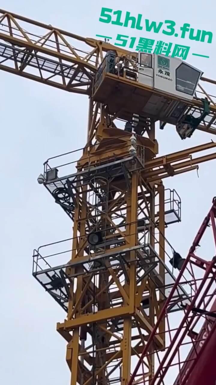 工地师傅叫鸡实录，塔吊大哥叫鸡高空做爱叫声响彻整个工地，又到货车上和司机车震玩的真刺激啊。-2