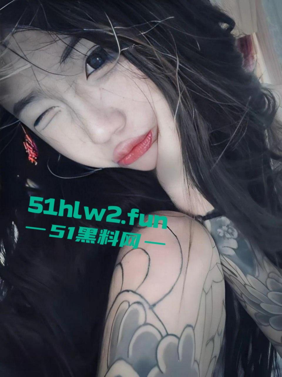 颜值纹身骚逼【陈美娇】整天蹭吃蹭喝的精神小妹，晚上求宿被小伙轮奸还被人家女友发现围殴暴揍。-7