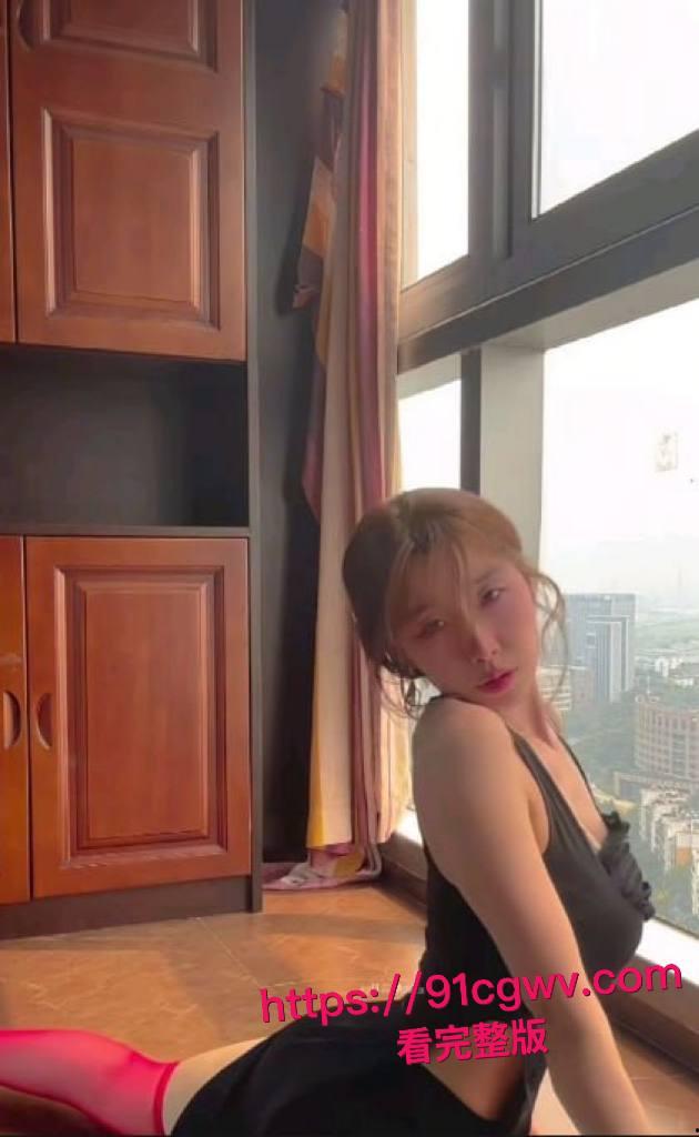 150W粉丝网红【烟火iris】曼妙身姿和柔韧形体牢牢抓住每颗悸动的心，高潮表情撩拨百万心弦，又是羡慕有钱人的一天！-5