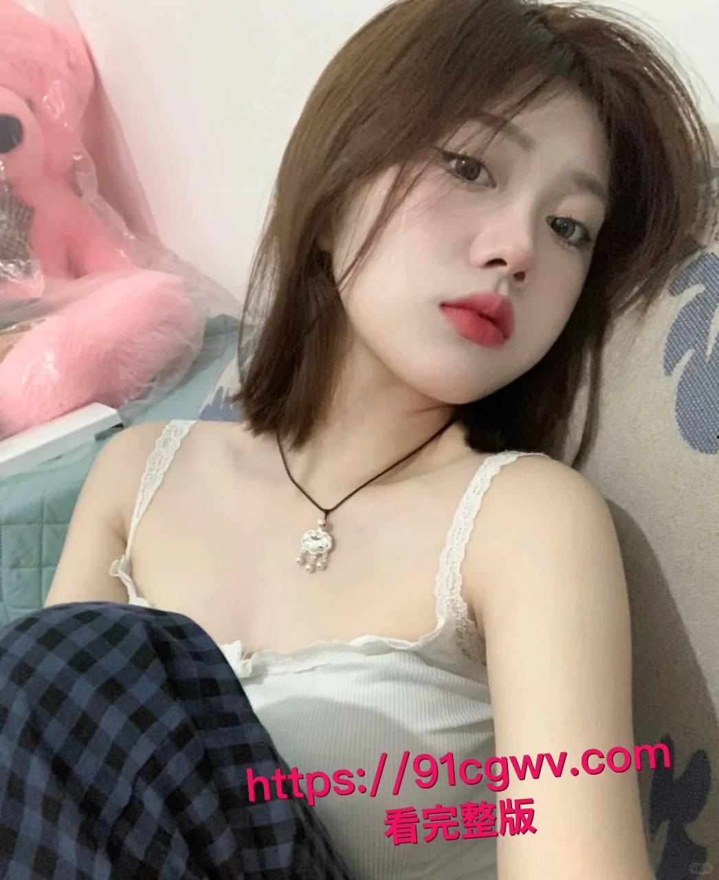 赣南师范大学韦丽芳清纯短发学妹黑料爆棚！校内好学生校外外围，厕所全裸口交后入视频流出，母狗本性暴露无遗！-6