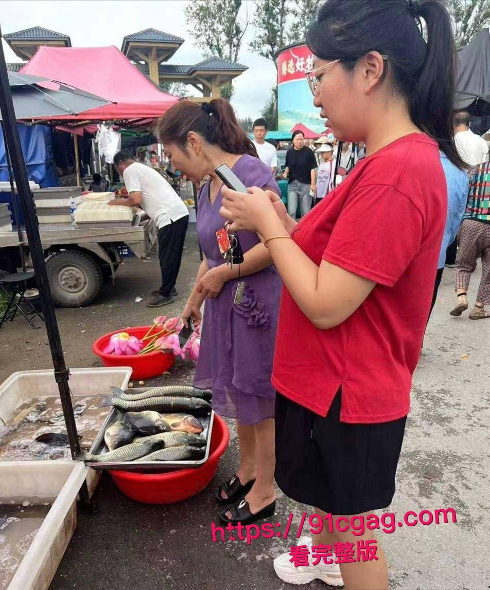 沈阳建筑大学的小鲜肉左一飞，还是个研究生，才20岁出头的嫩鸡巴小伙子，竟然跟50多岁宿舍宿管大妈搞起了火热地下恋-1