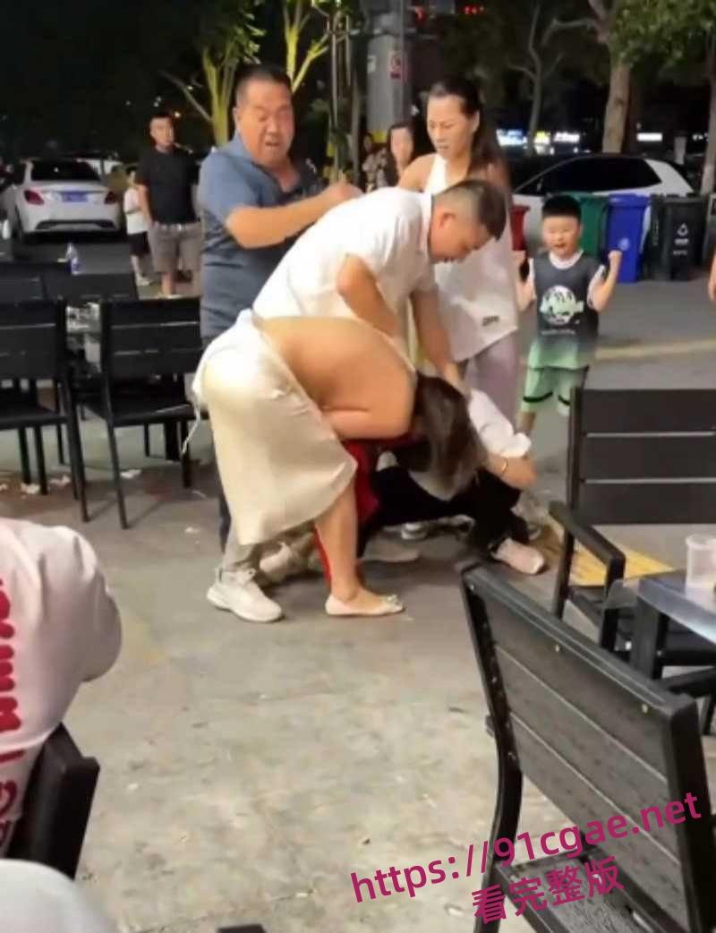 原配小三当街互殴名场面 激烈扭打互相撕扯彪悍战斗力引得路人围观！-3