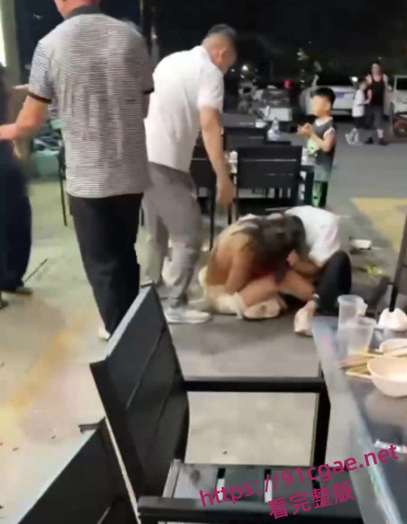 原配小三当街互殴名场面 激烈扭打互相撕扯彪悍战斗力引得路人围观！-4