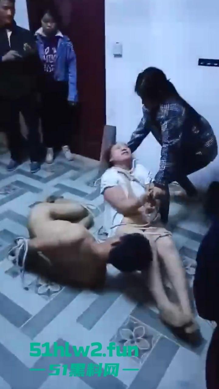 广西偷情狗男女关门偷啪被原配带人抓现行,奸夫淫妇裸身遭众人暴打后捆绑浸猪笼。-3